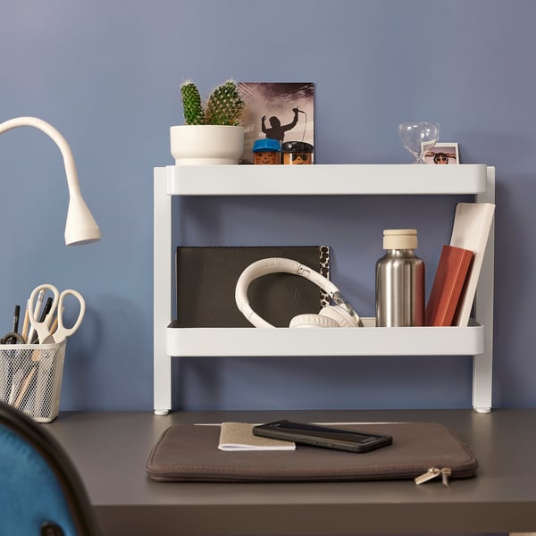 Witte VATTENKAR bureauplank met plant, boeken en waterfles.