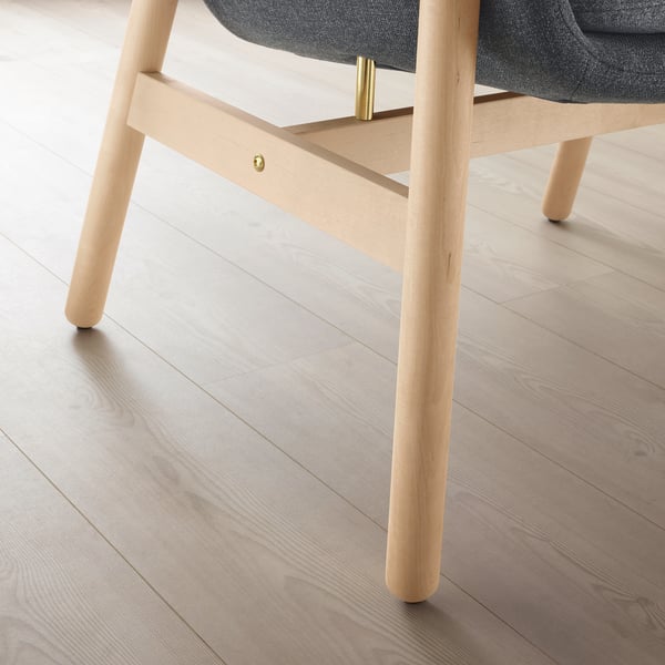 Moderne stoel met lichte houten poten en grijze zitting, met een elegant design en hoogwaardig vakmanschap.