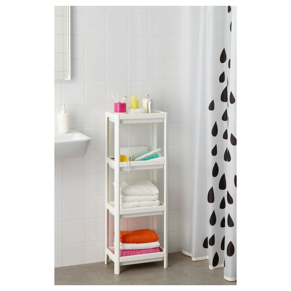 Witte VESKEN badkamerplank met handdoeken en toiletartikelen.