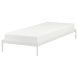 Minimalistisch VEVELSTAD bed, wit metalen frame, strakke lijnen, gemakkelijk opbergen.