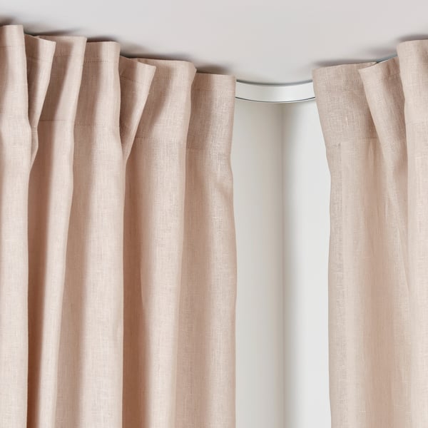 Gordijnroede met geplooide beige gordijnen, eenvoudig te monteren en te knippen voor aangepaste lengte.