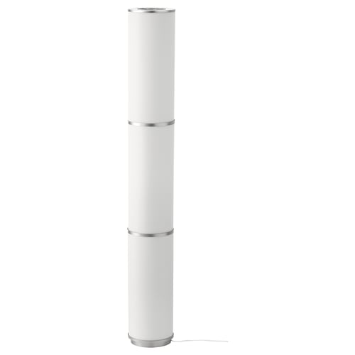 Een VIDJA vloerlamp. Het is wit, cilindrisch en gemaakt van polyester en plastic. Hij staat rechtop met een zacht, warm licht.