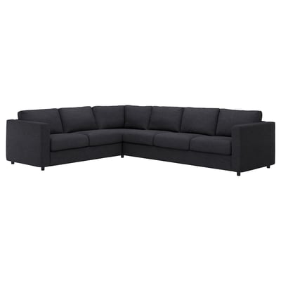 Moderne l-vormige sectionele bank met pluche kussens en gemengde bekleding.