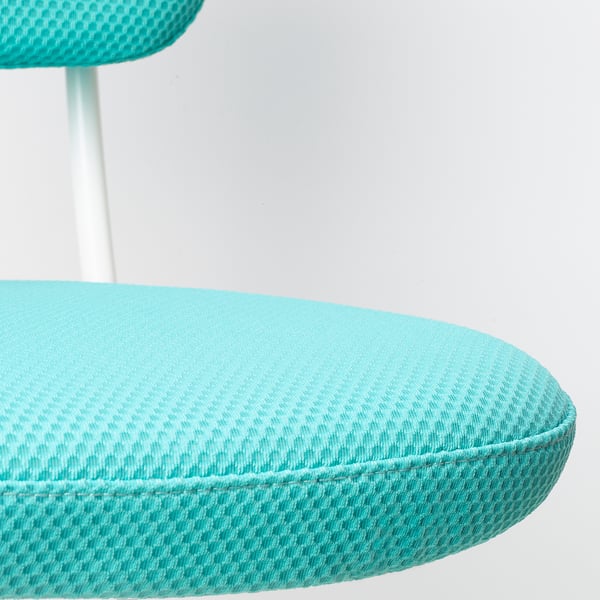 Heldere turquoise bureaustoel close-up, met duurzaam, ademend mesh en strak ontwerp.