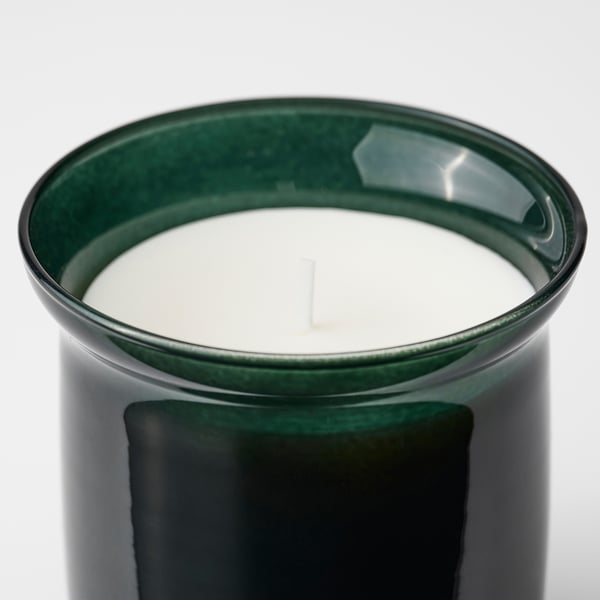 Groene glaskaars met witte was, één onverlichte lont. Hoogwaardige materialen, frisse muntgeur.