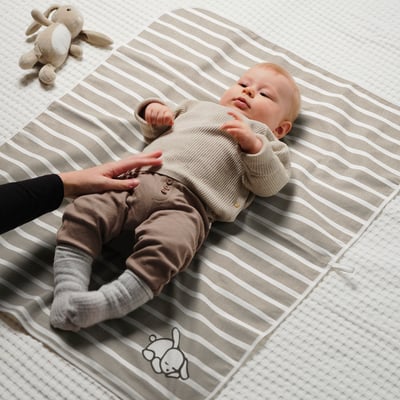 LEN لبادة للعناية بالطفل, أبيض بيج/نقش خطوط, ‎90x70 سم‏