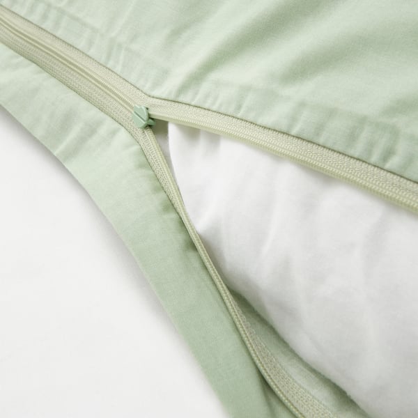 Zip closure on green cat-themed duvet, ensuring secure and easy access.