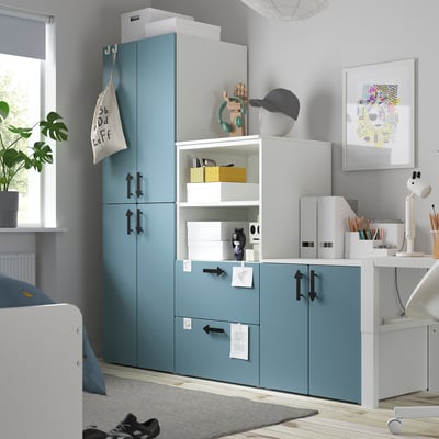 Childs room with large, grey-blue SMÅSTAD wardrobe, desk, and shelves.