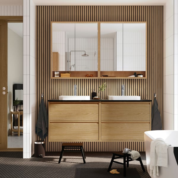 Modern bathroom ÄNGSJÖN double vanity in oak, two sinks, mirrors, and a sleek design.