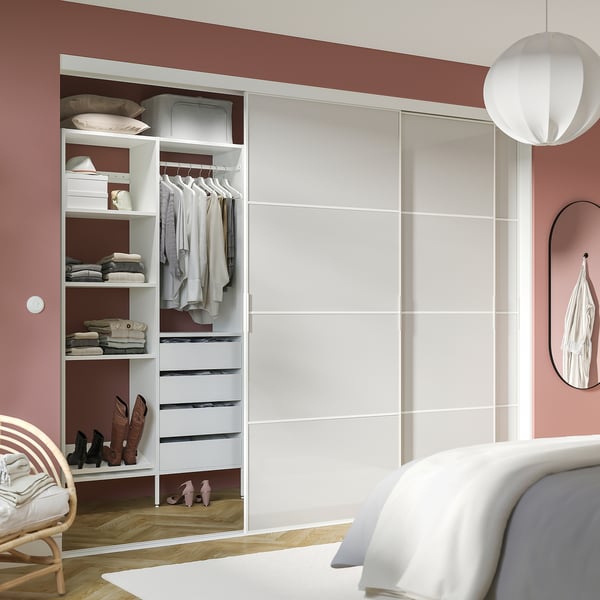 Modern walk-in closet with AURDAL system, white, mirrored, organised, pendant light.
