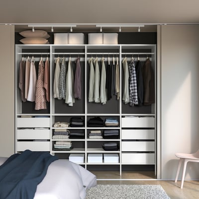 Tidy closet with AURDAL system, adjustable shelves, and clothes.
