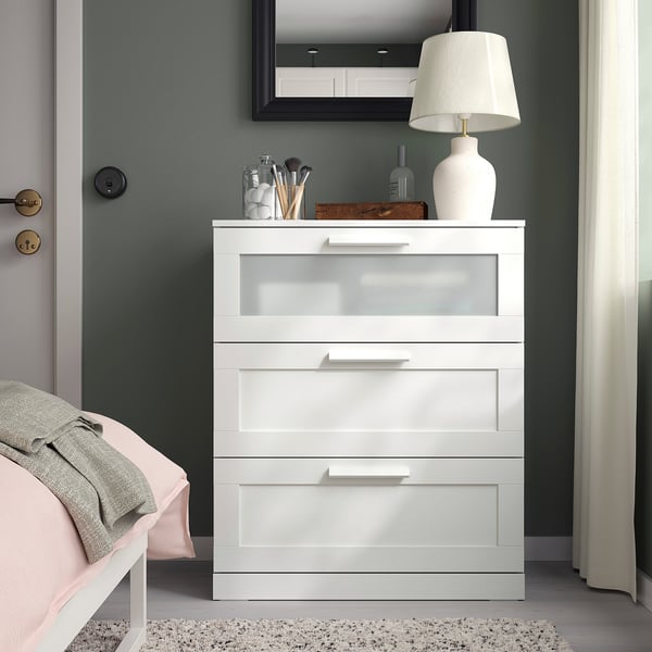 BRIMNES chest with glass top drawer, 3 drawers beside bed, lamp, mirror, decor.