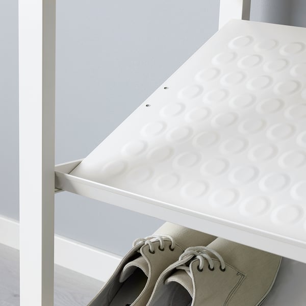 White shoe shelf holds multiple pairs, ideal for wardrobe organisation. Angled design for easy access, part of the ELVARLI system.