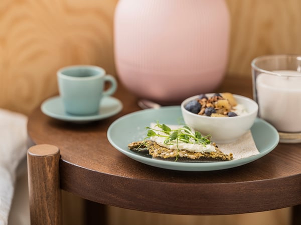 Breakfast on FÄRGKLAR green side plate, included yoghurt bowl, cup, glass.