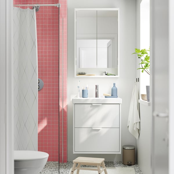 Bright bathroom with HAVBÄCK white vanity, two drawers, mirror cabinet, red tiles, glass shower. Minimalist design, practical storage.