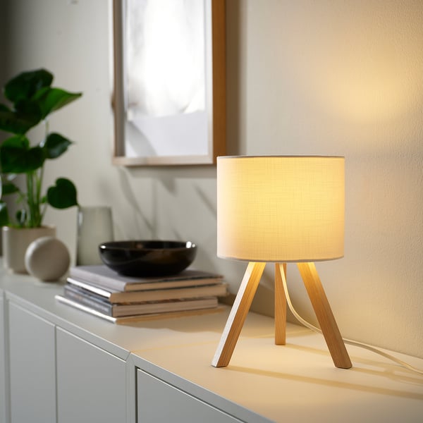 KAJPLATS lamp on table with plant & books, lit.