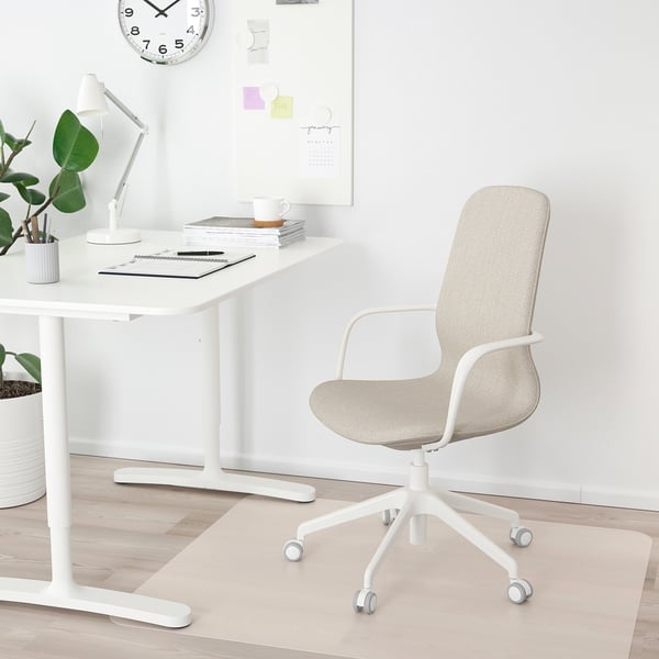Beige LÅNGFJÄLL office chair with desk, lamp, books, plant.