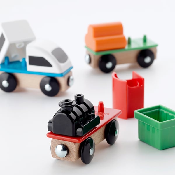 Wooden train set with magnet couplings: steam engine, passenger cars, cargo wagons - perfect for play & motor skills.