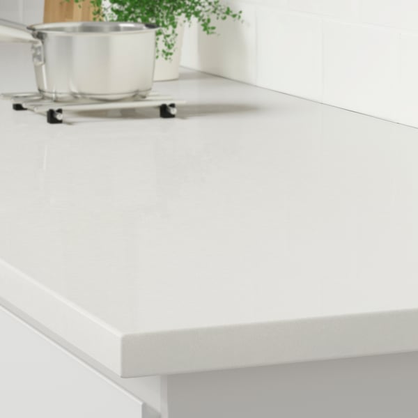 Clean, white kitchen counter of LOCKEBO recycled glass worktop, showcasing its stain and moisture resistance, ideal for a tidy and functional kitchen.
