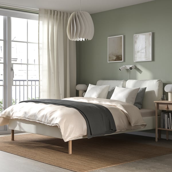 Cosy bedroom with SAGESUND bed, soft pillows, and wall art.