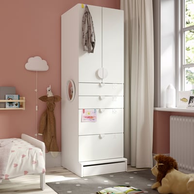 SMÅSTAD wardrobe in pink room. Tall, narrow, with drawers, shelves, soft-closing hinges. Giraffe toy, polka dot rug, cosy kids space.