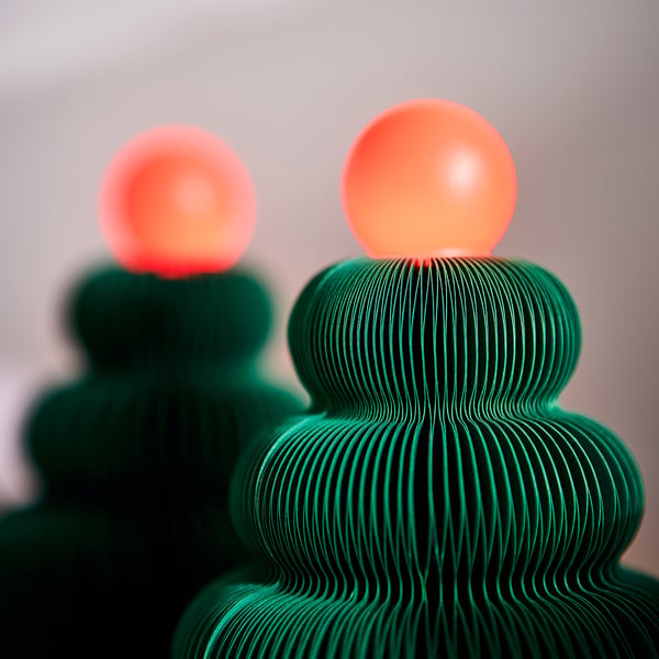 STRÅLA LED table decoration, battery operated/tree green