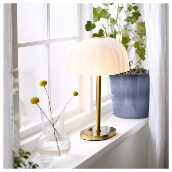 AKTERSPRING Lampe de table, opalin verre/laitonné, 15 "