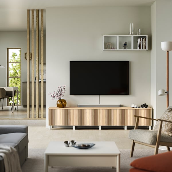 BESTÅ Meuble télé avec portes, blanc/Björköviken/Stubbarp chêne plaqué, 94 1/2x16 1/2x19 5/8 "