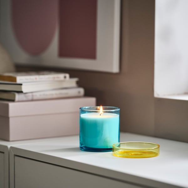 DVÄRGHÖK Bougie parfumée verrine, couvercle, Feuille de vigne bleu/jaune clair, 50 hr