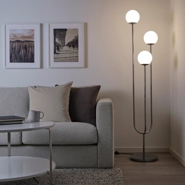 SIMRISHAMN Lampadaire, chromé/opalin verre