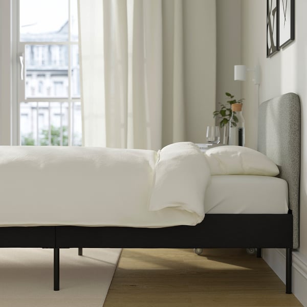 SLATTUM Structure de lit matelassée, Vissle gris foncé/housse de tête de lit incluse Öreryd gris/beige, 1 place