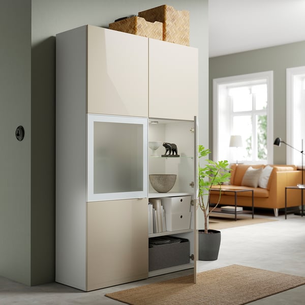 BESTÅ Vitrine, weiß/Selsviken Hochgl beige Frostgl, 120x42x193 cm