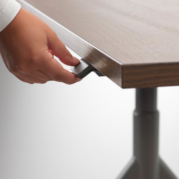 IDÅSEN Schreibtisch sitz/steh, braun/dunkelgrau, 160x80 cm