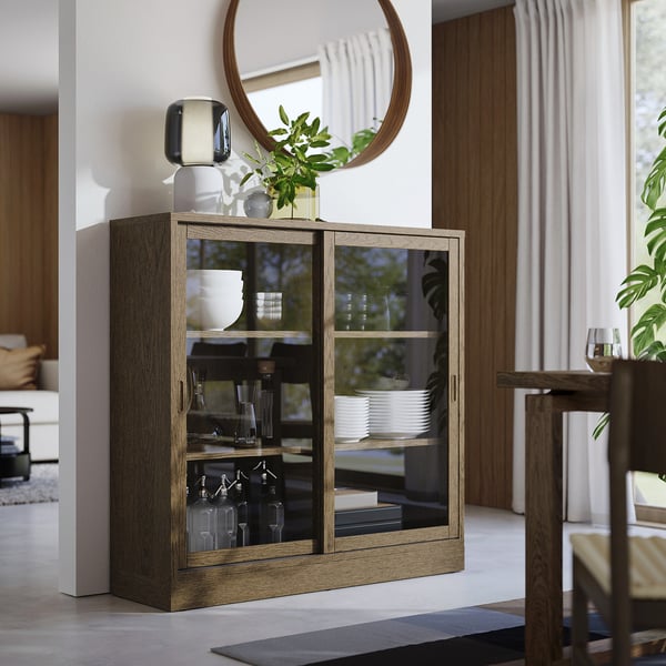 TONSTAD Vitrine mit Schiebetüren, braun gebeiztes Eichenfurnier, 121x37x120 cm