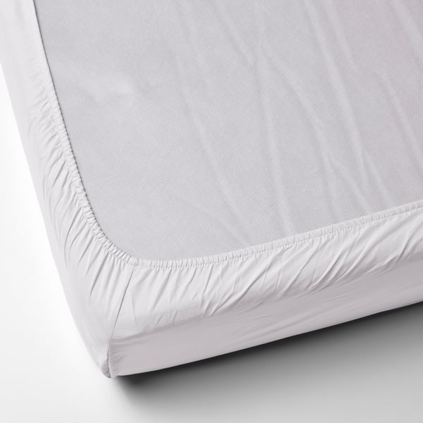 White fitted sheet, elastic edges, super-soft, 100% recycled polyester, fits mattresses up to 16 cm thick.