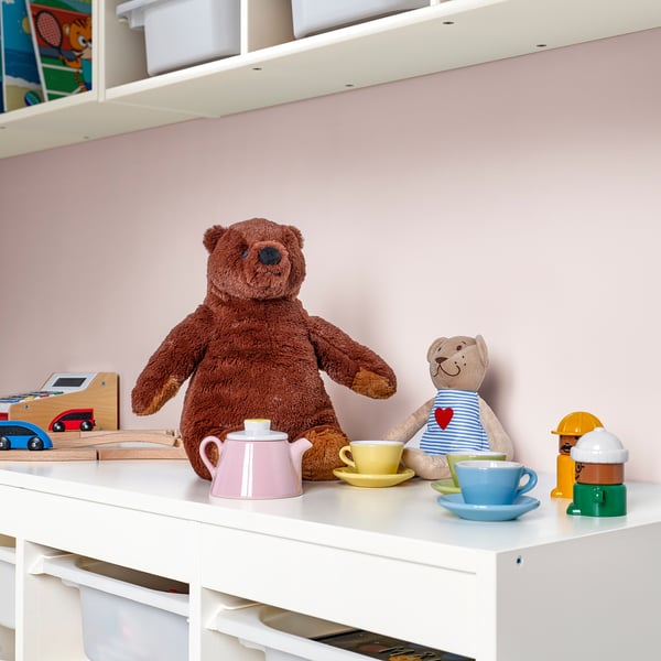 Large brown teddy bear DJUNGELSKOG sits on shelf with smaller bear, soft & huggable.