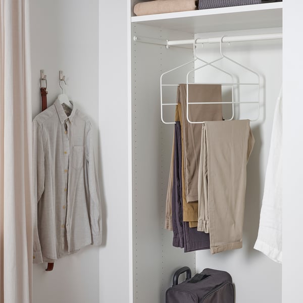Closet with GÅRDSMÄSTARE hanger holding multiple trousers, maximising wardrobe space.