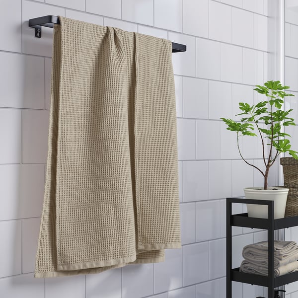 Bathroom with GULLDYNA recycled cotton towels & plant.
