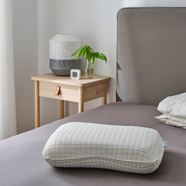 Memory foam pillow KLUBBSPORRE on bed, grey, large, cooling gel top.