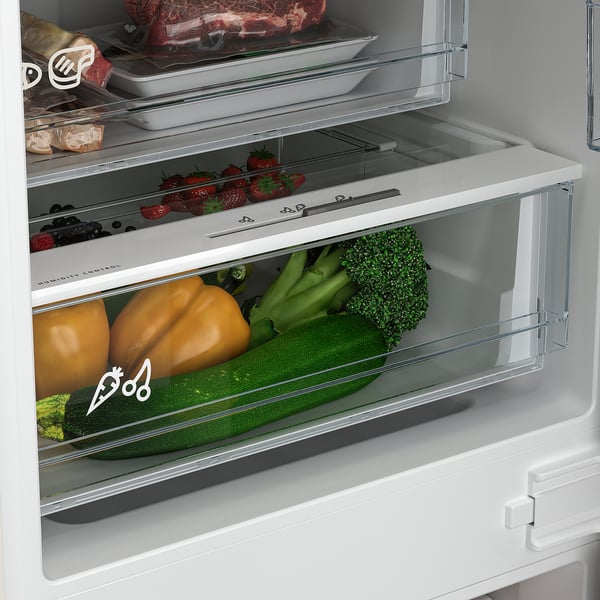 Fridge drawer with broccoli, bell peppers, and courgette.