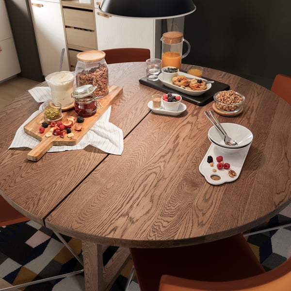 MÖRBYLÅNGA Table, plaqué chêne teinté brun, 145 cm