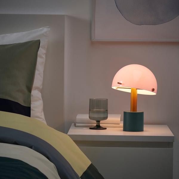 NÖDMAST Lampe LED à piles, rose clair/gris-vert foncé, 26 cm