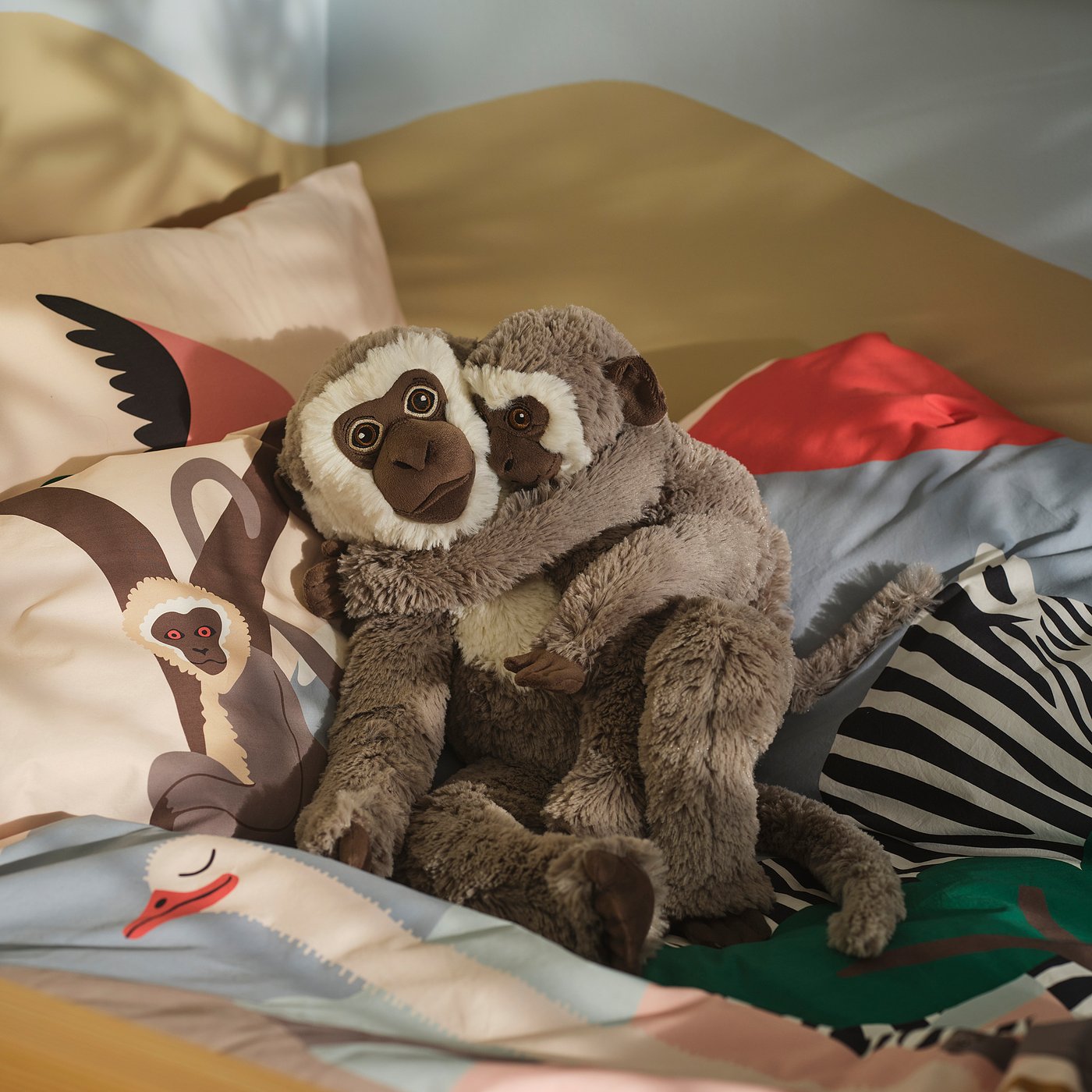 SANDLÖPARE Peluche, vervet et son petit/gris, 32 cm