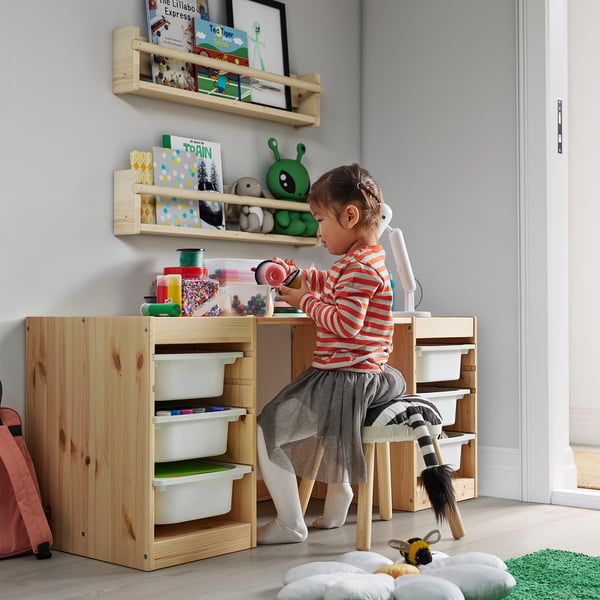 TROFAST Bureau av boîtes/plateaux rangement, pin teinté blanc clair/blanc bleu clair, 124x44x52 cm