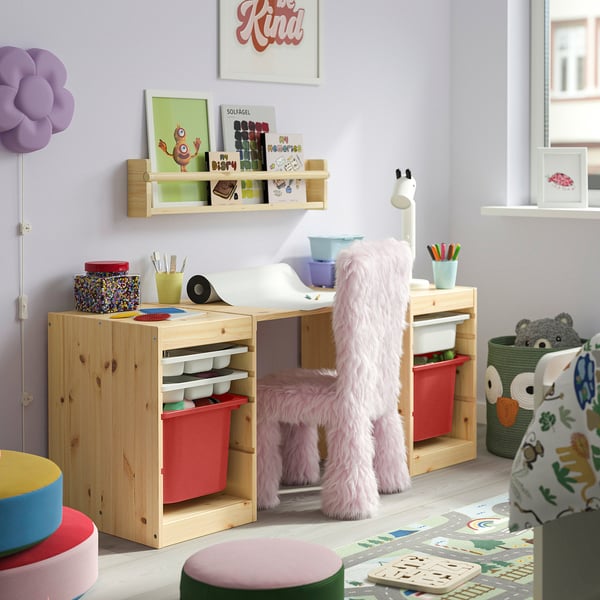 TROFAST Bureau av boîtes/plateaux rangement, pin teinté blanc clair/blanc rouge, 124x44x52 cm
