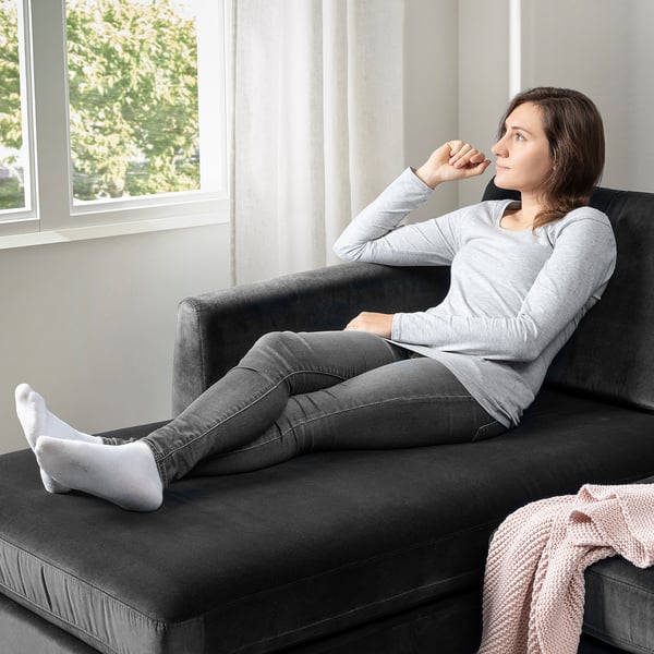 SMEDSTORP Divano a 4 posti con chaise-longue, Djuparp/grigio scuro rovere