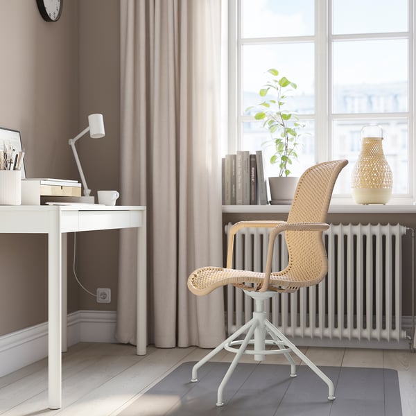 STIGBYGEL Sedia girevole con braccioli, beige/bianco