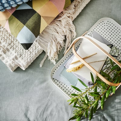 GRÖNFISK Bandeja con asa, bambú/blanco, 46x30 cm