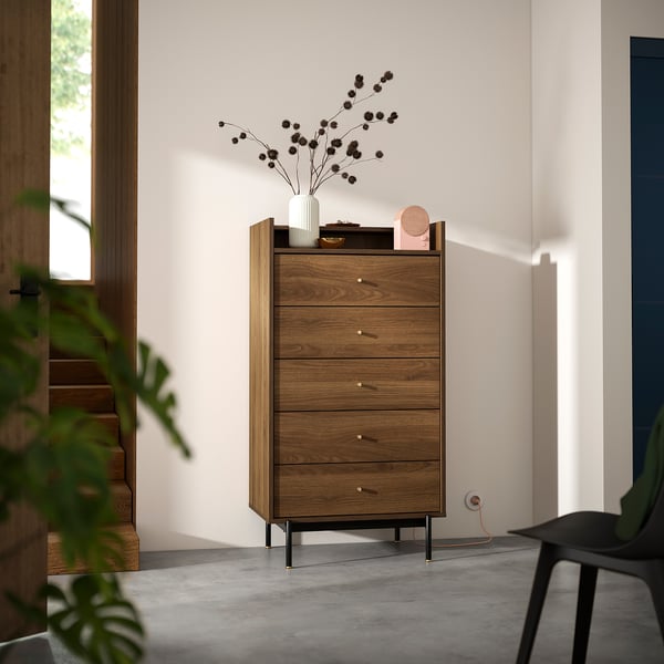 RÅDMANSÖ Cómoda con 5 cajones, café efecto nogal, 70x48x132 cm