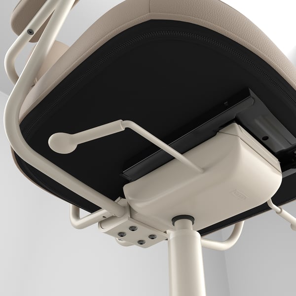 Detail ergonomické základny židle zobrazující kovový rám, plastový mechanismus a koženou opěrku nohou.